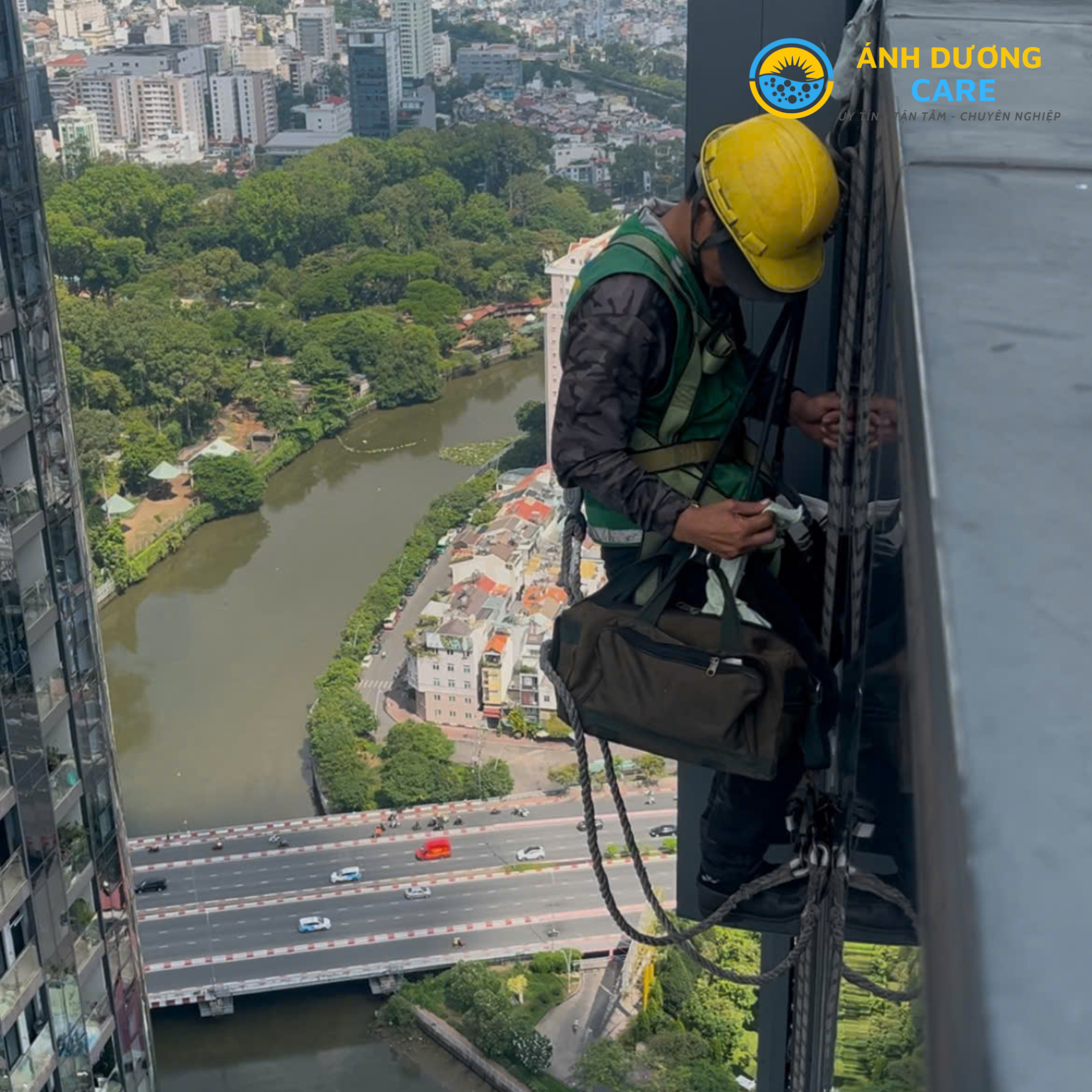 Dịch vụ vệ sinh kính toà nhà ADC